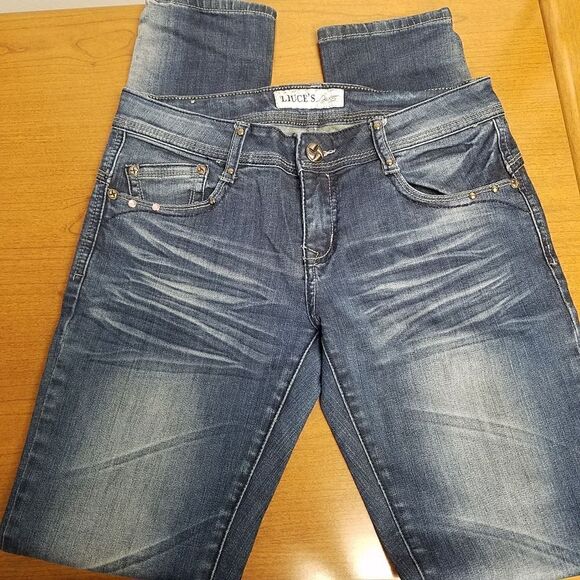 Liuce's size 7 blue jeans. Has whiskers  on front and back under knee. Embellish - Picture 2 of 9